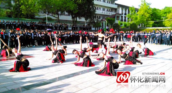 三尺讲台育桃李一腔热血创辉煌,三尺讲台育桃李一颗红心报党恩