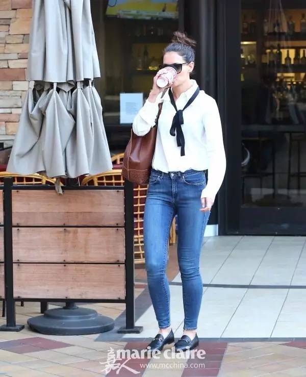 领口黑丝带搭得好时尚Icon，搭不好隔壁村服务员阿花