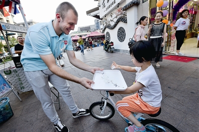 32国外交官、商界高管走进杭州