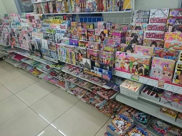 日本小男孩看到便利店的成人杂志问了一句“为什么会有エロ本”，妈妈的回答亮了！