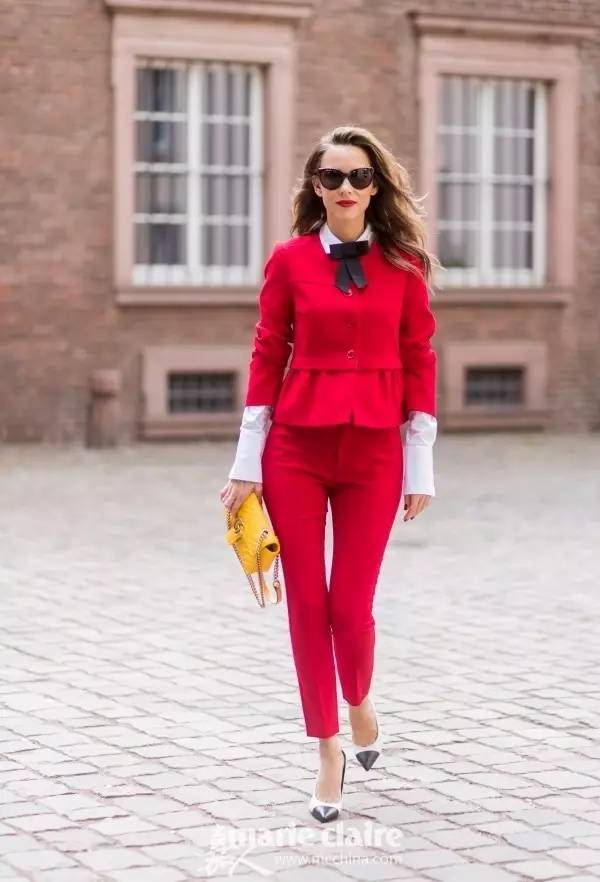 领口黑丝带搭得好时尚Icon，搭不好隔壁村服务员阿花