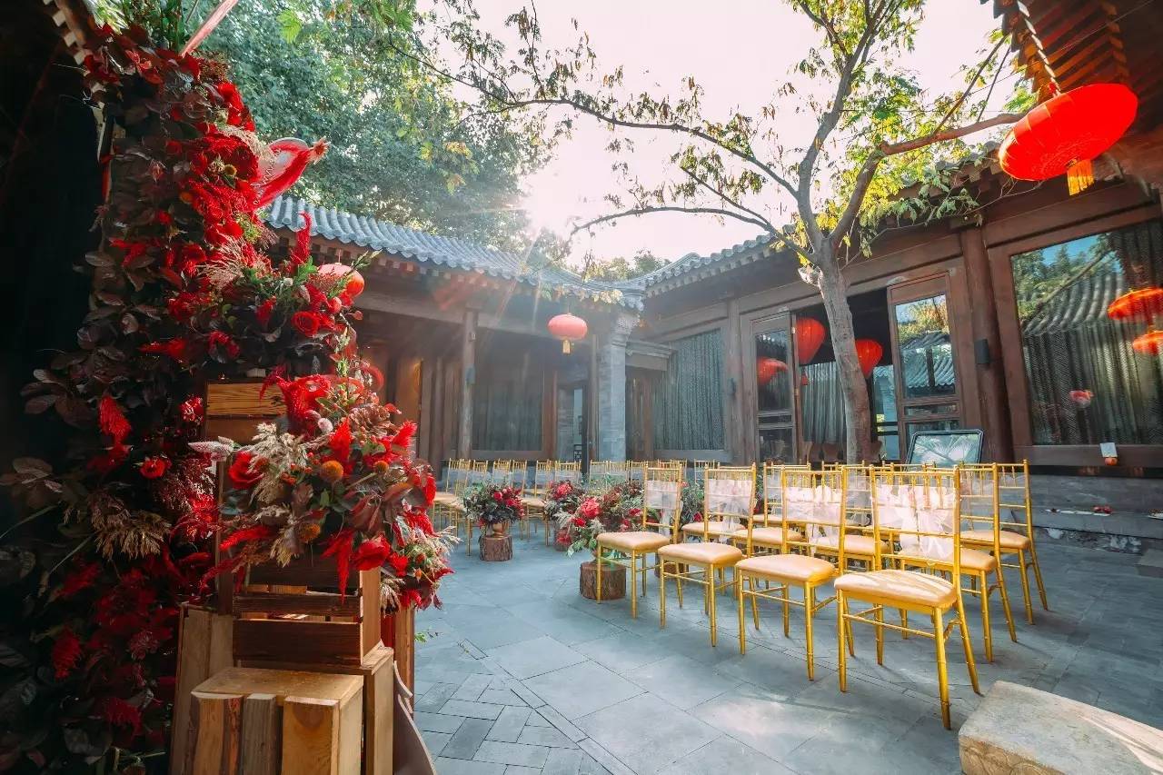 庭院婚礼中式红色系,红蓝撞色庭院中式婚礼