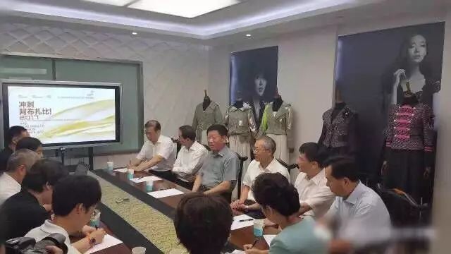 教师节县委领导慰问看望我校老师,教师节梁惠民县长慰问一线教师