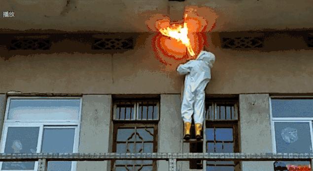 居民屋檐下惊现巨型马蜂窝,居民楼惊现马蜂窝消防队员一窝端