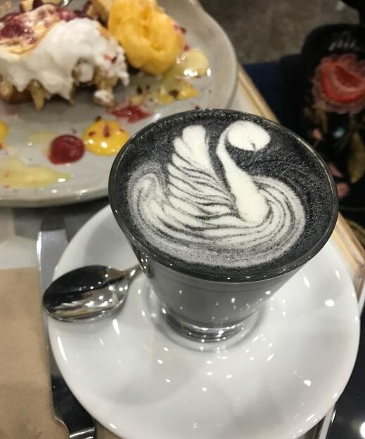继炭黑冰激凌后黑芝麻糊版本的哥特拿铁也迈上了人生巅峰