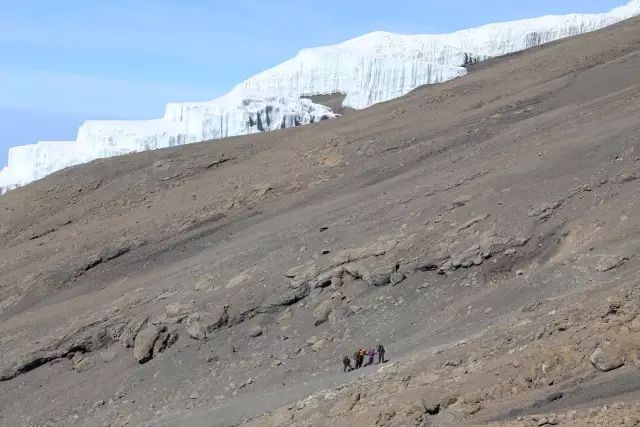 BLACKYAK牛人牛队｜登顶“非洲之巅”