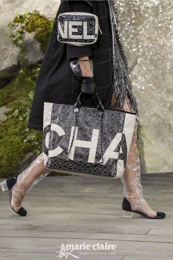 跟GD和表姐来到香奈儿“水帘洞”，看完我开始期待下雨天！