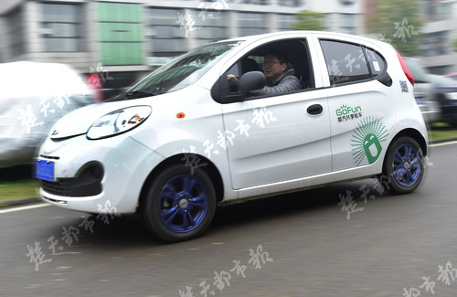 记者武汉体验华为汽车,记者试骑共享单车