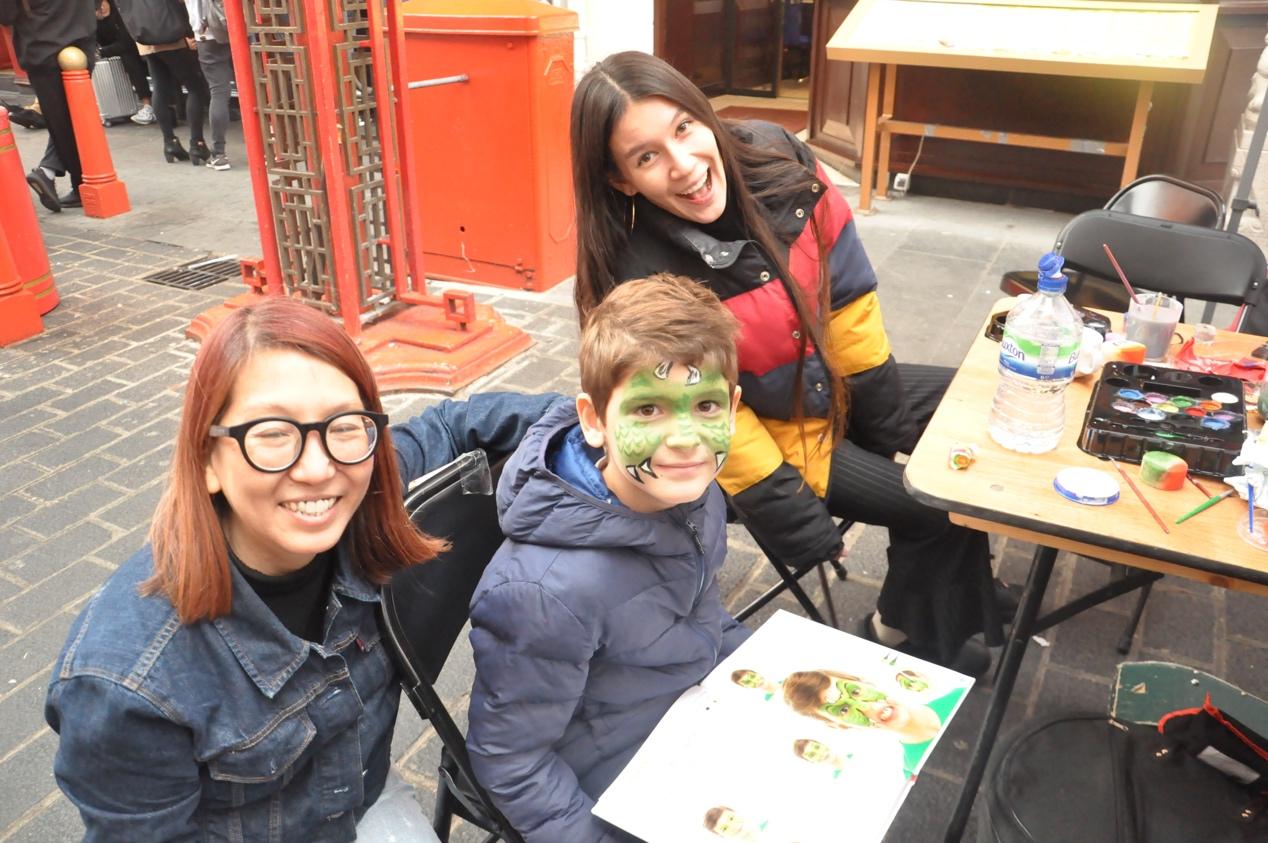 伦敦华埠庆中秋锣鼓喧天唐人街