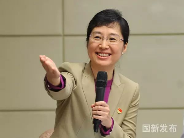 高铁女子接受央视采访,高铁女乘务员上央视开门大吉
