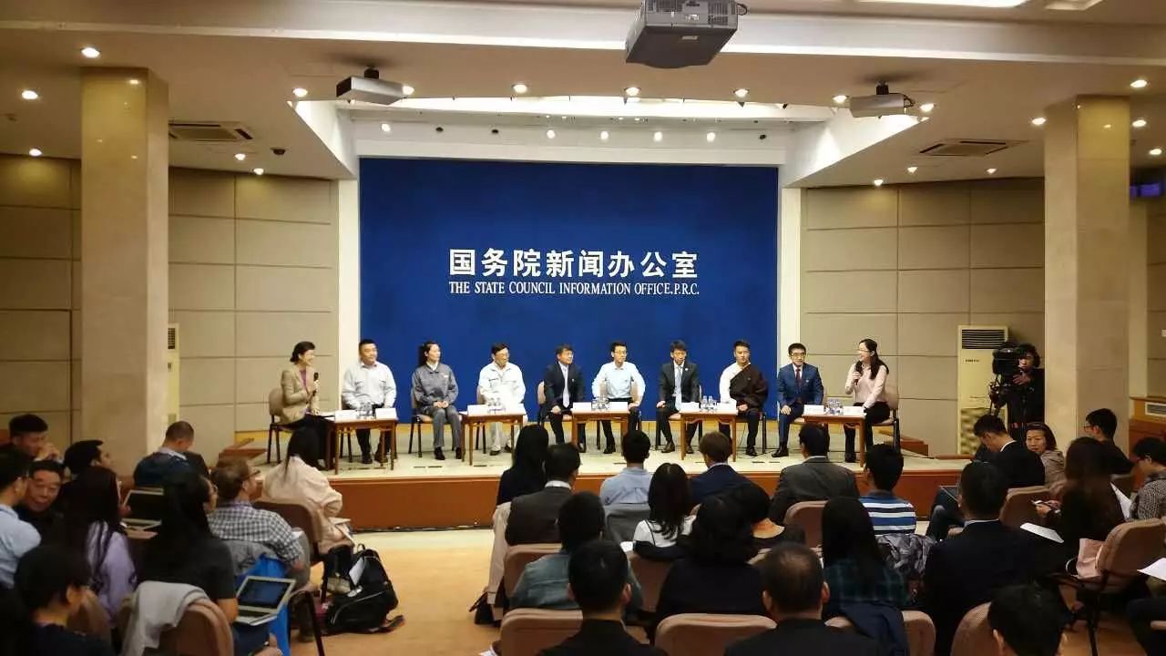 高铁女子接受央视采访,高铁女乘务员上央视开门大吉