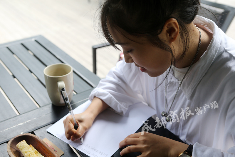 视频丨暴脾气的父亲开滴滴，暖心女儿写了这样一张纸条贴车里