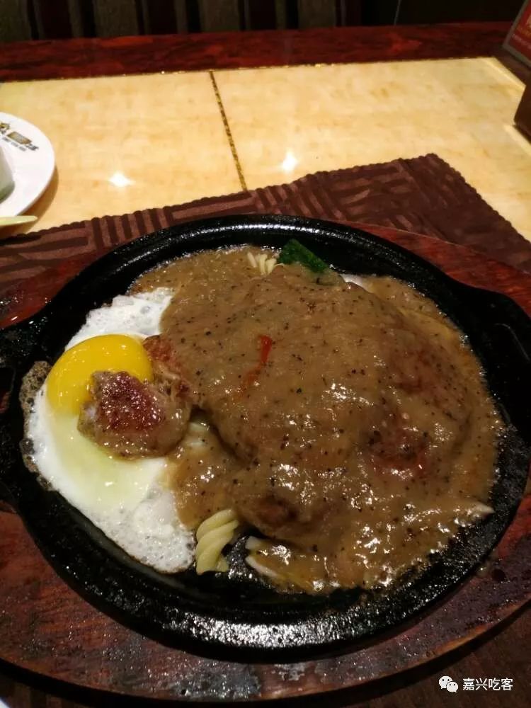 网友说｜点一份牛排竟能免费吃几十道菜，还有这种好事？