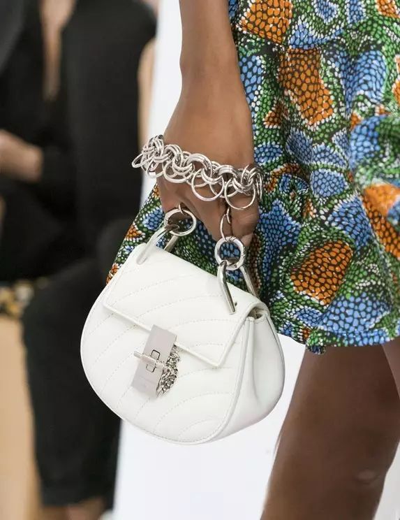 刘雯唐嫣同款小猪包,刘雯背的新款包是什么品牌