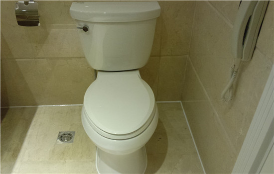 马桶松动漏水怎么办,装了移位器的马桶底部漏水怎么办