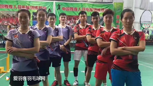 看看这群人的坚持，你敢说你比他们更热爱羽毛球吗？