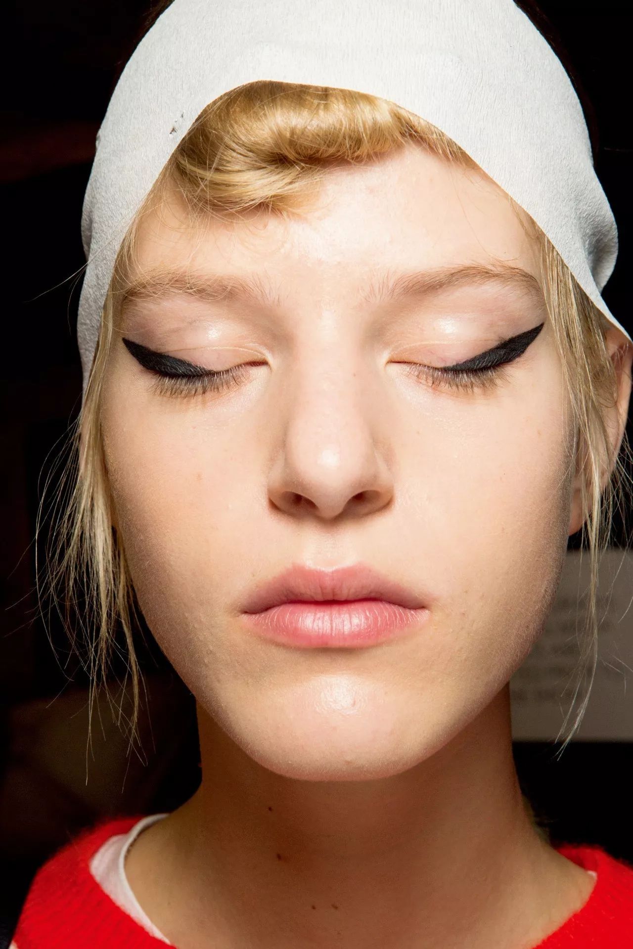 眼线怎么画好看又粗又黑 (看着很野的眼线怎么画)