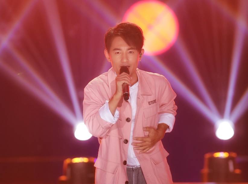 “水手”郑智化泣不成声，“失态”黄小琥上节目认亲