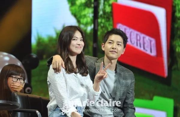 宋慧乔乔妹穿搭蓝色吊带裙,宋慧乔乔妹什么风格都能驾驭