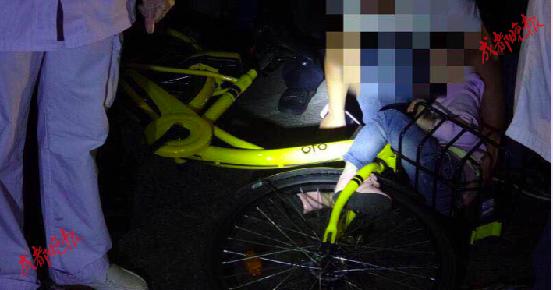 男子骑共享汽车被女孩骑走,男童脚被卡共享单车