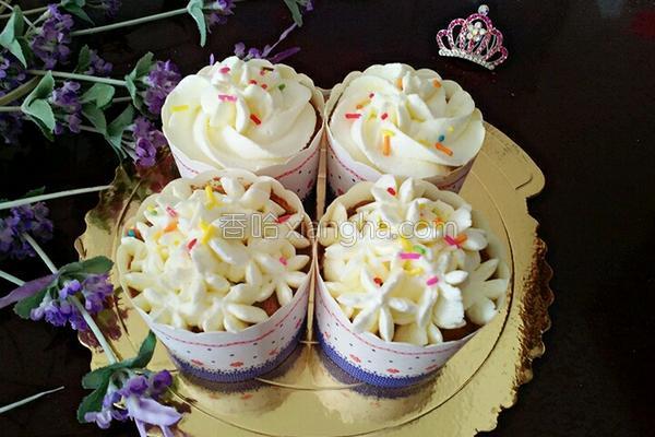 奶油纸杯蛋糕的烤箱做法,奶油纸杯蛋糕裱花装饰