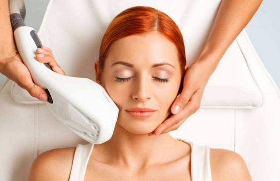 秋天嘴皮干燥起皮什么原因,秋天皮肤干燥起皮用什么护肤品