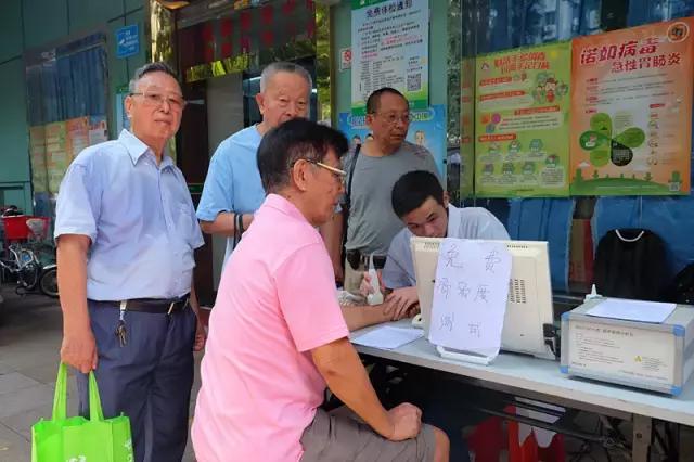 喝柠檬水对痛风有帮助么,喝柠檬水对痛风患者有好处吗