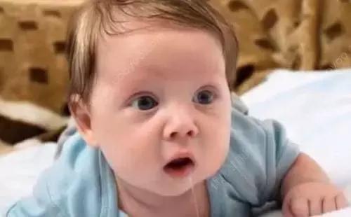 宝宝吐口水泡就是肺炎吗,怎么分辨新生儿玩口水还是肺炎