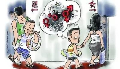 妈妈带孩子进更衣室,母亲带儿子进女澡堂