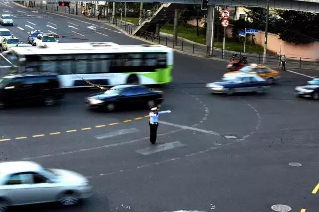 凌晨5点西安的街头感人一幕,西安高温40度搞笑视频