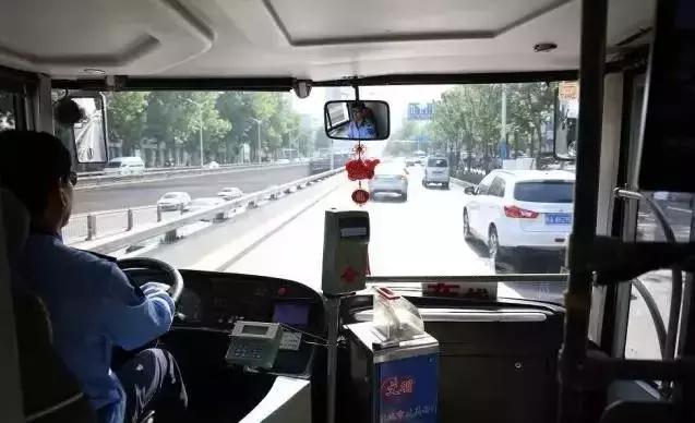 凌晨5点西安的街头感人一幕,西安高温40度搞笑视频