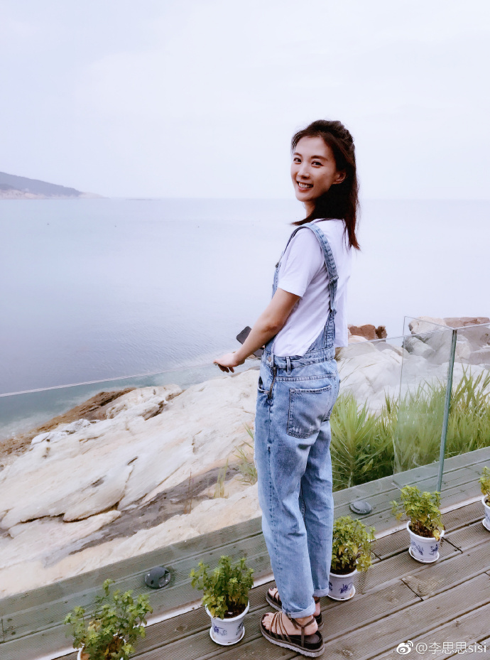 当年被骂惨的《会有天使替我爱你》女主如今减肥成功神角度撞脸奶茶妹妹，女儿“开心”与小S女儿像双胞胎？