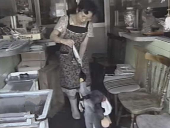 企鹅为什么喜欢吃鱼还喜欢游泳,企鹅自己背着书包去商店买鱼