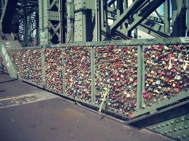 上帝视角俯瞰德国科隆大教堂,德国科隆大教堂效果图