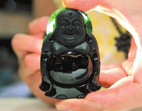 墨翠黑色翡翠原石,黑色翡翠和墨翠的区别