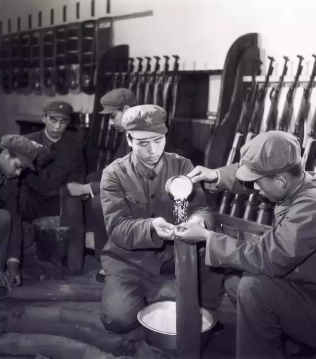 建军90周年：我军“锅碗瓢盆”那些事儿，这回全明白了