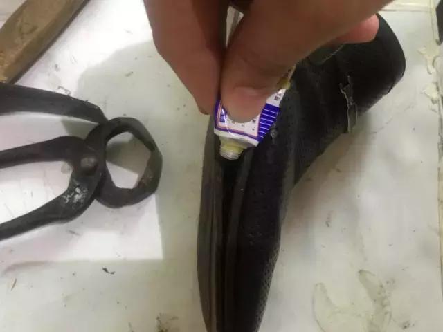 鞋子脱胶了用502粘不稳咋回事,鞋子脱胶了怎么办不用胶水