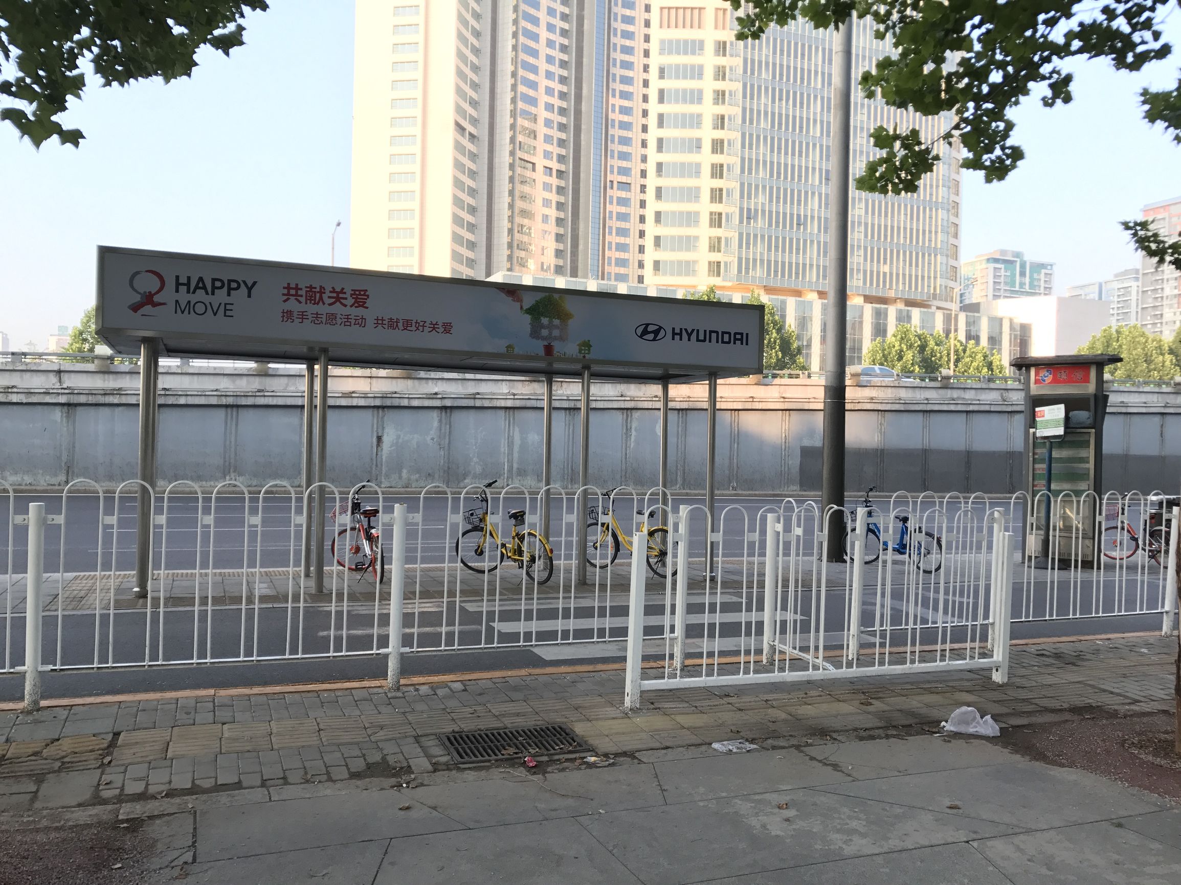 骑车如同走钢丝,过斑马线要跨栏记者亲历北京交通中的“反人类设计”