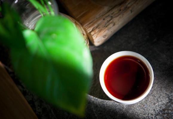 普洱茶陈香和糯香哪个更好喝,普洱熟茶中呈现出陈香特点的物质