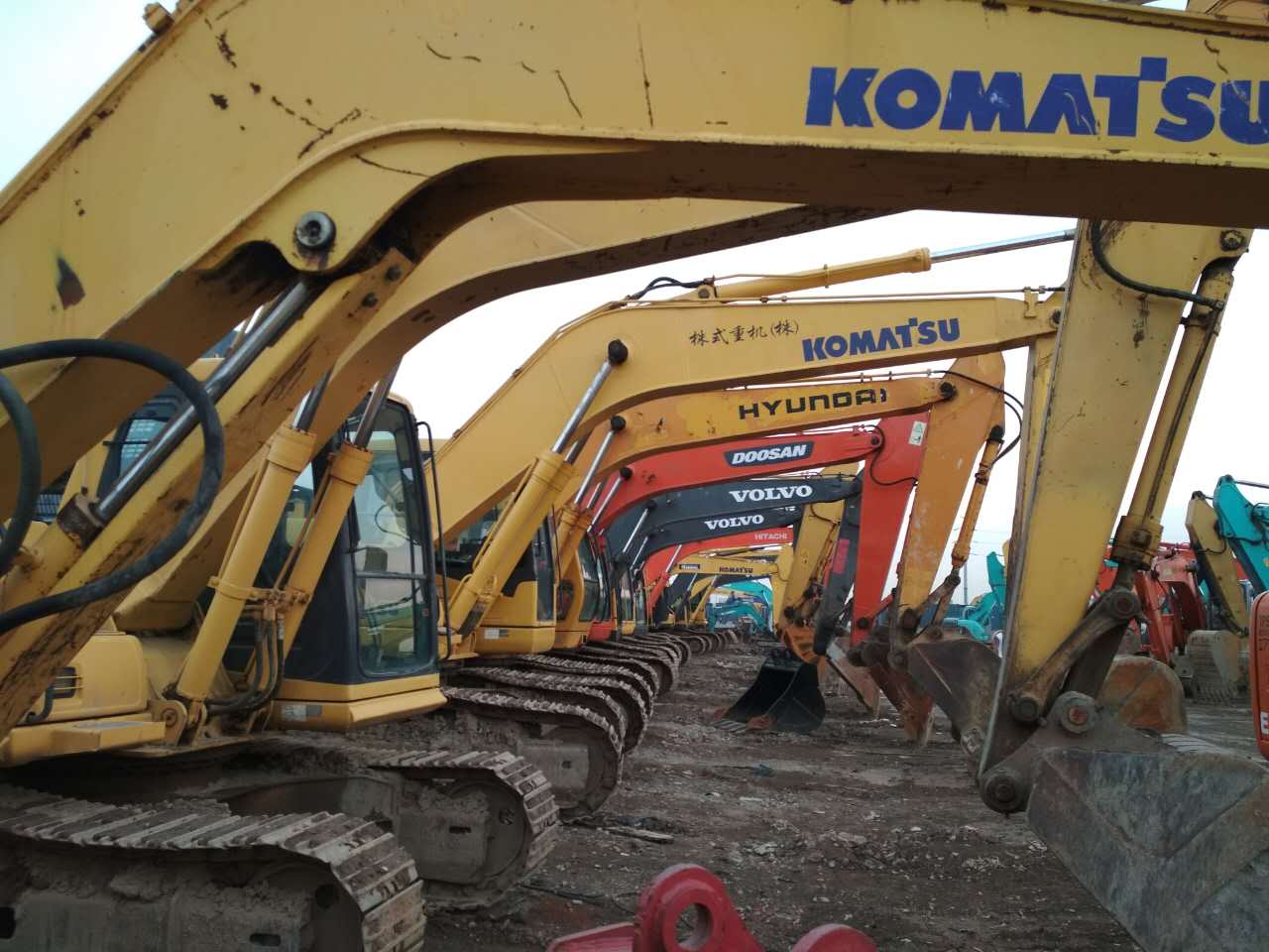 二手挖掘机现场实拍,二手挖掘机直击现场