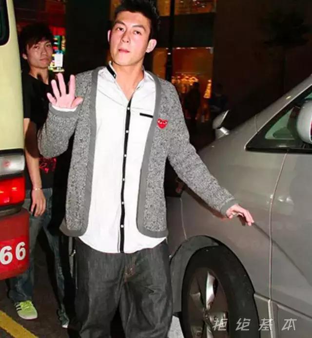 胸前有个爱心洞的大版t恤,胸前有爱心的半背衣