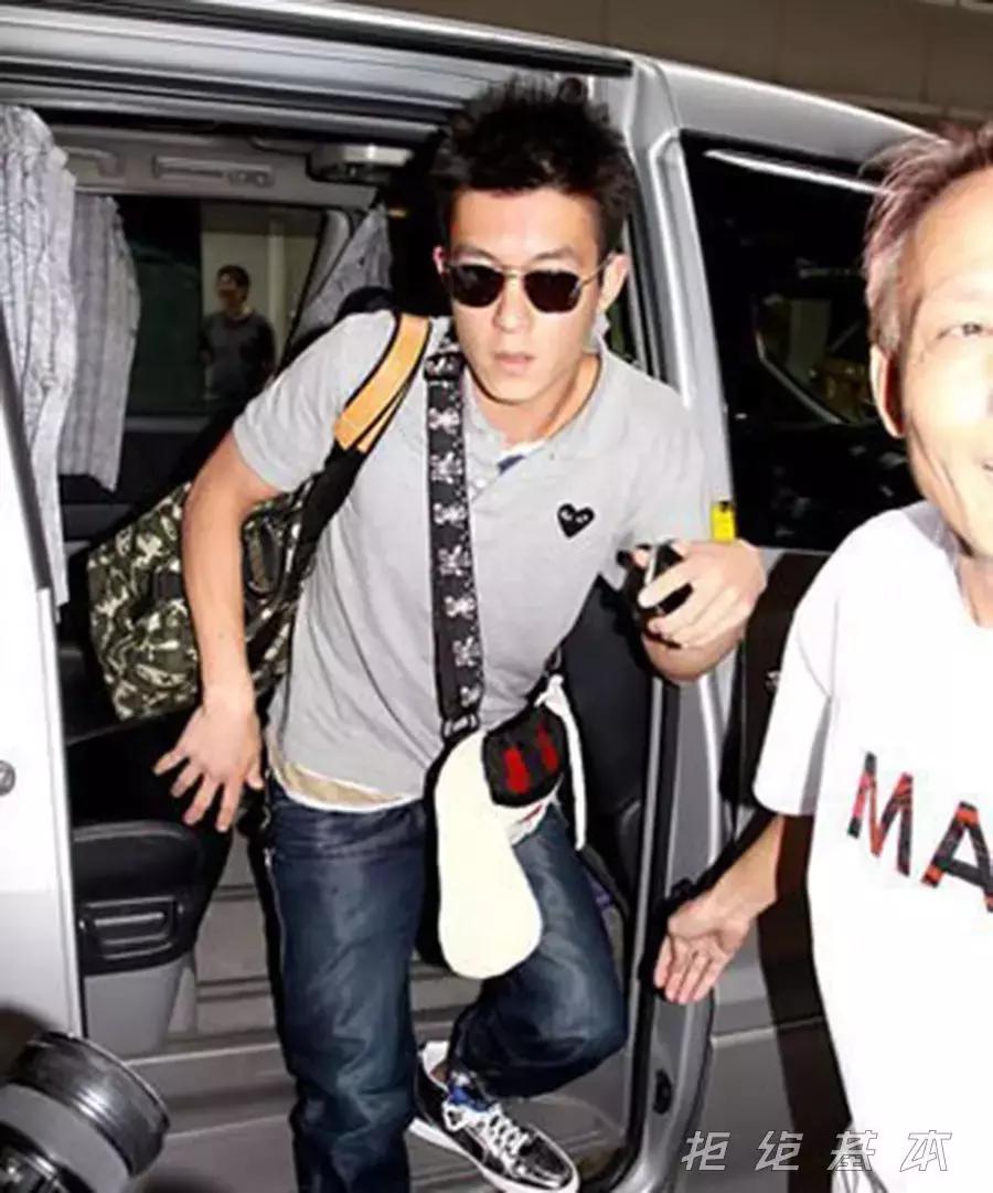 胸前有个爱心洞的大版t恤,胸前有爱心的半背衣