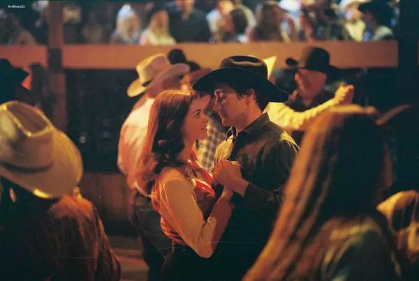 从电影到生活，荧幕情侣假戏真做、他们的定情之作在这里！