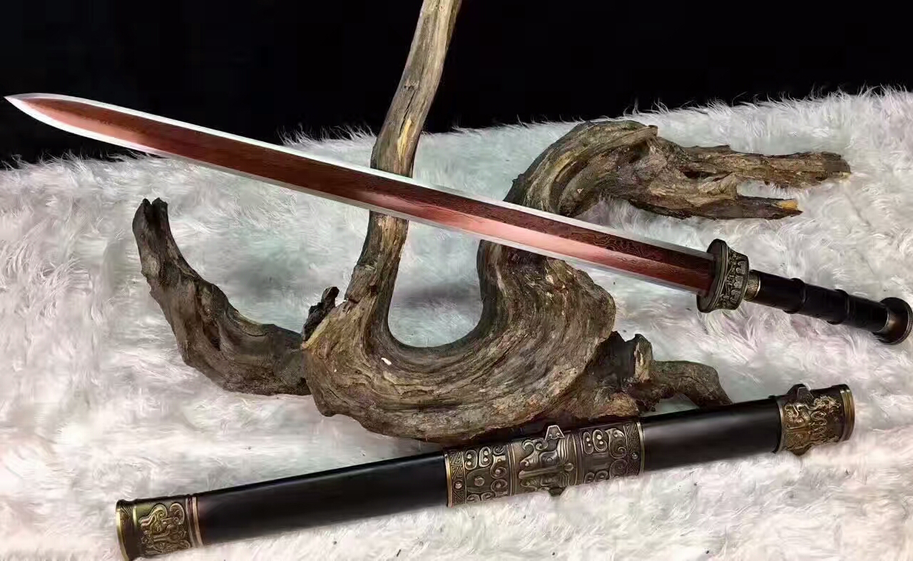 龙泉刀剑覆土烧刃,龙泉高锰钢刀剑一体锻打