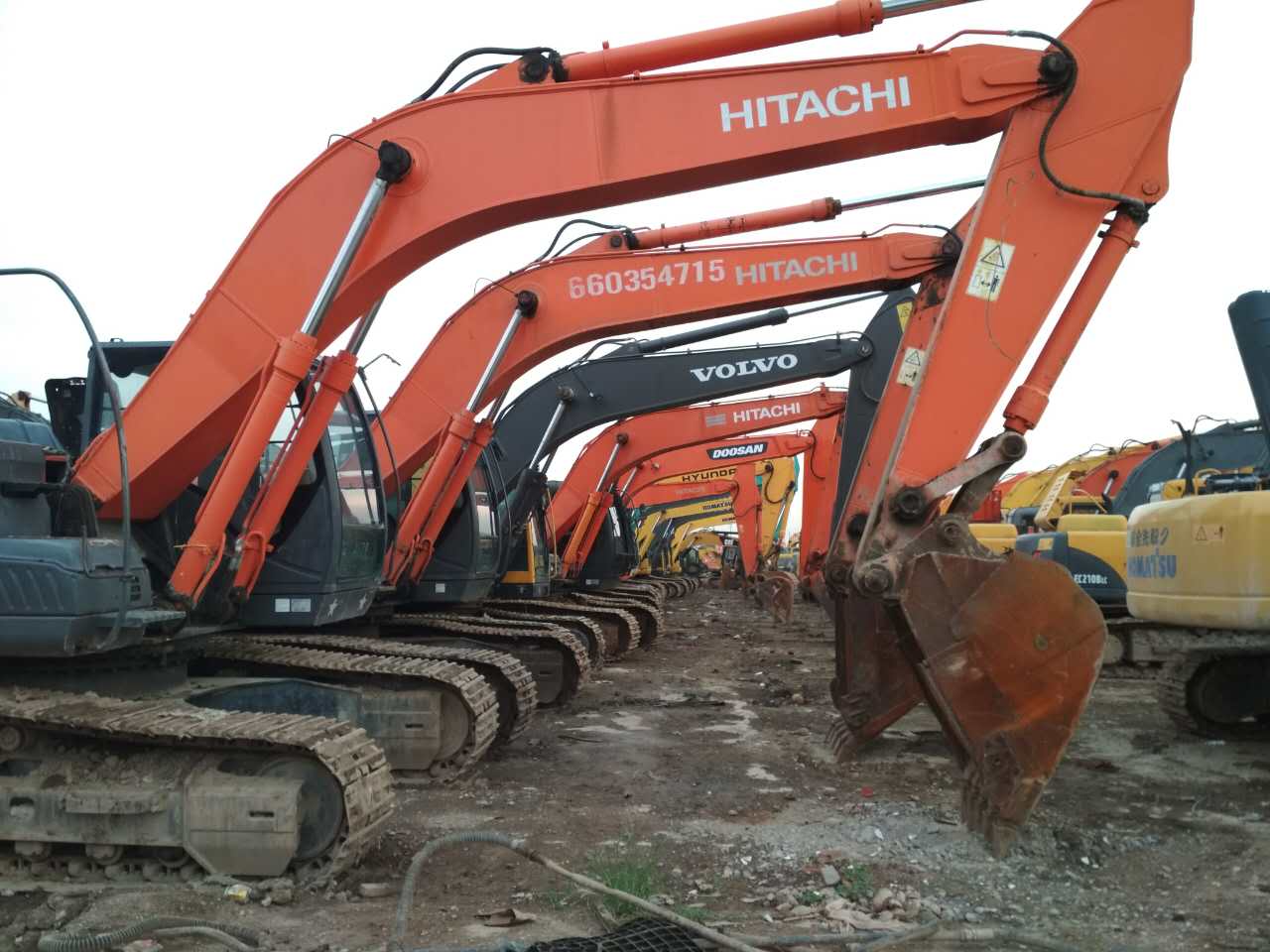 二手挖掘机现场实拍,二手挖掘机直击现场