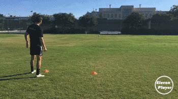 足球实战技巧长传球的练习秘诀,新手必学足球简单的过人技巧