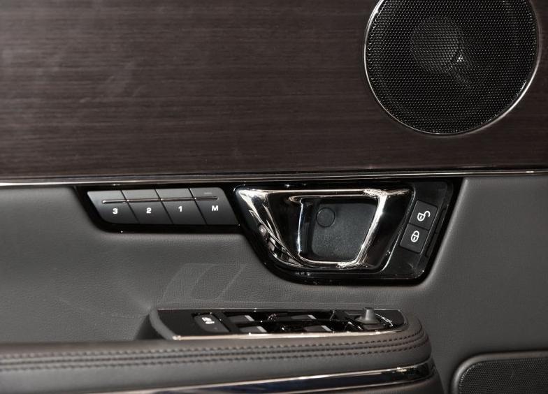 捷豹xjl四驱全景商务版落地多少钱,一步到位买suv