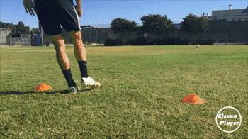 足球正脚背长传球教学,怎么让足球新手快速学会踢弧线球