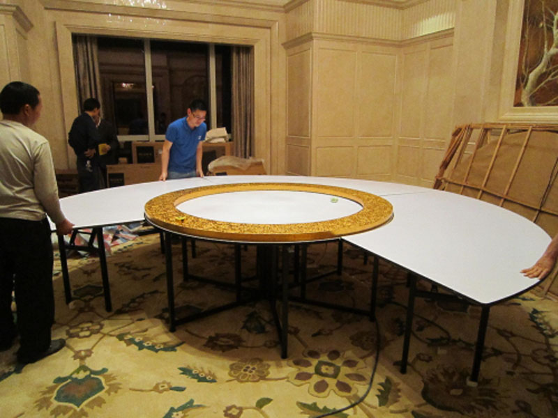 这种餐桌人少不准用，不需手拨，全靠电！合肥人涨知识了