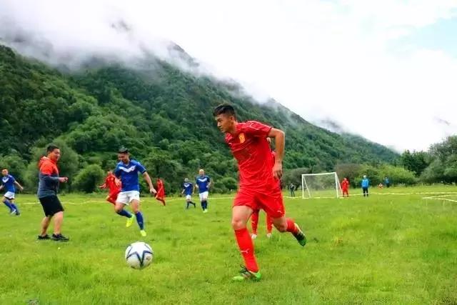 李贝贝的“贵族”足球队来阿坝州了,靓丽足球宝贝精彩助阵